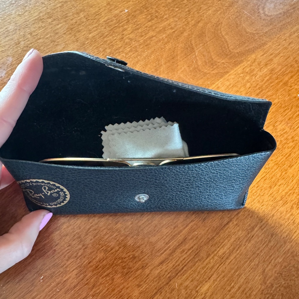 Ray-Ban Classic Gold Aviators with Black Case - Picture 6 of 7